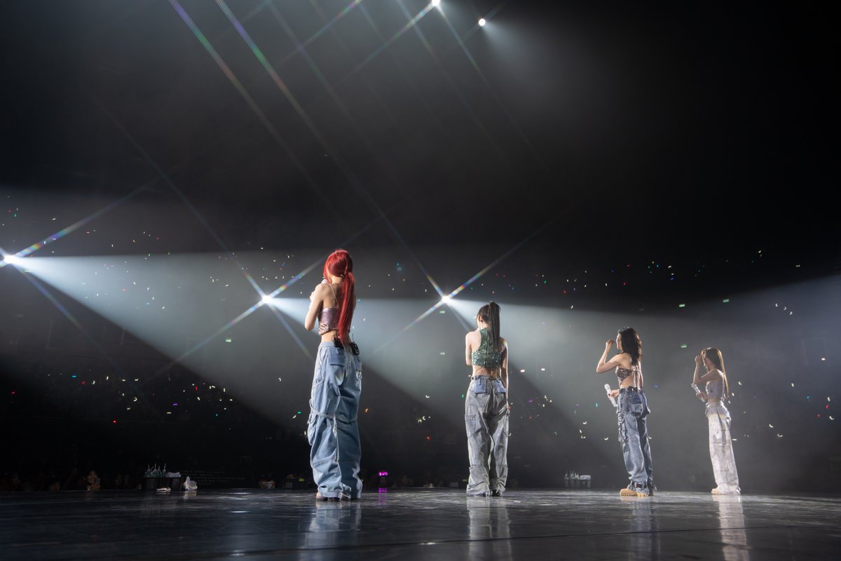 ITZYofficial's tweet photo. ITZY, 두 번째 월드투어 일환 방콕 단콘 성료! 
현지 기자회견, 매체 인터뷰 등 풍성한 프로모션 진행까지, ‘K팝 대세 걸그룹’ 기세 확장!
https://t.co/RinG1gYJvG

#ITZY #MIDZY @ITZYofficial
#ITZY_BORNTOBE 
#ITZY_WORLD_TOUR https://t.co/PxRJm1zgZD