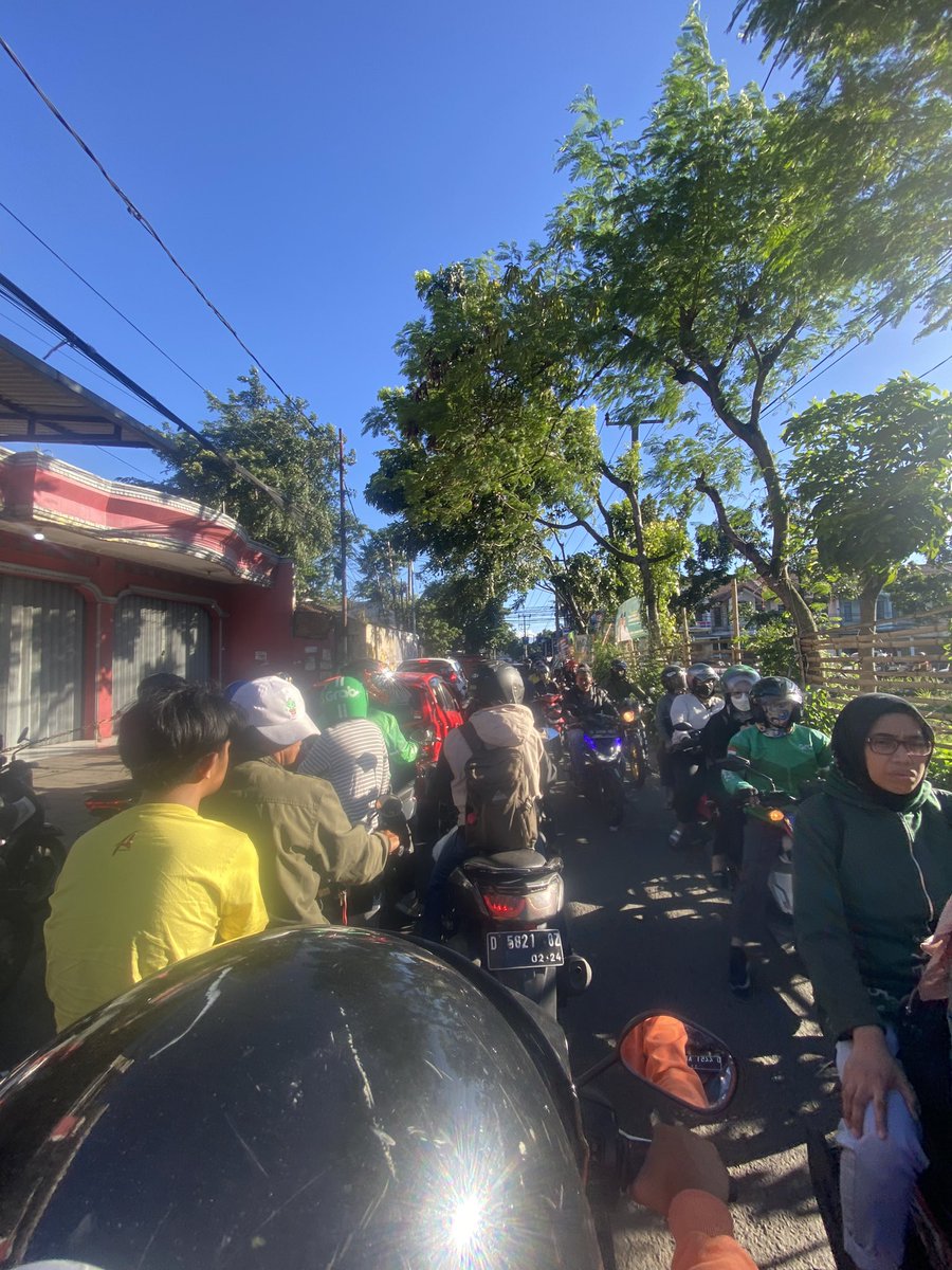 Udah dari lama lampu merah holis cigondewah mati ga d benerin di tambah ga ada petugas yg ngatur juga <a href="/PRFMnews/">Radio PRFM</a>