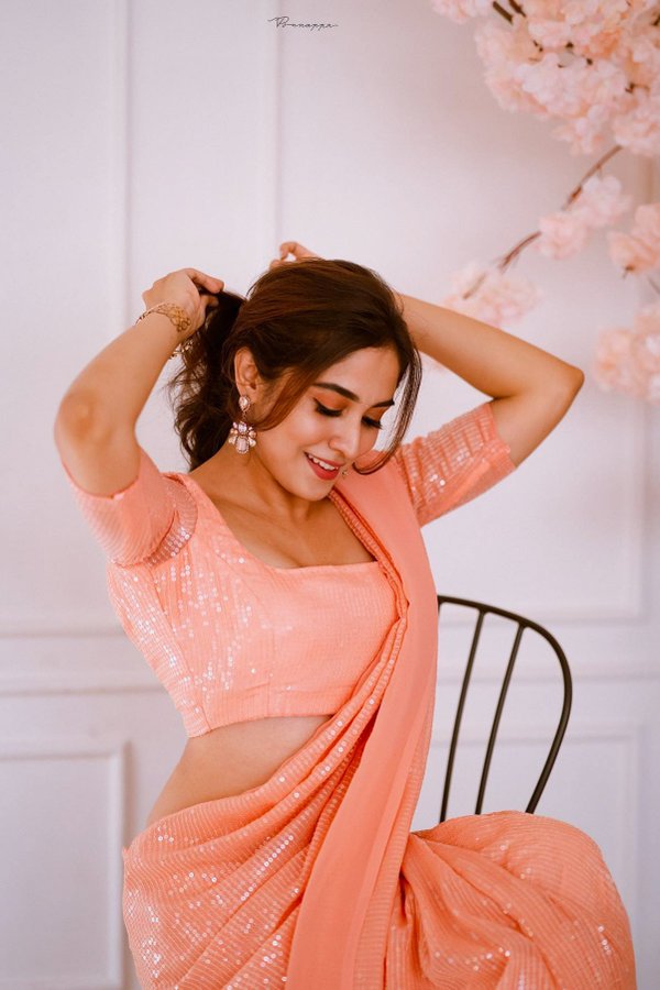 GJBikKwbYAAdhcv?format=jpg&name=900x900