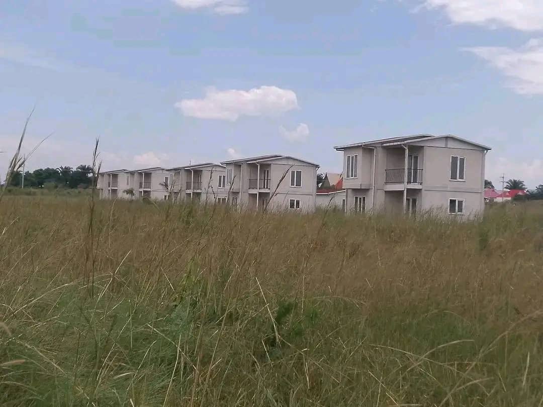 YVESABDALLAH2's tweet image. #Retro #100Jours 
Au Kasaï Oriental,  voici l'état actuel des maisons préfabriquées abandonnées dans un site redevenu une brousse  (PMKO), à Mbujimayi. Et la République assiste sans capacité de dire un mot