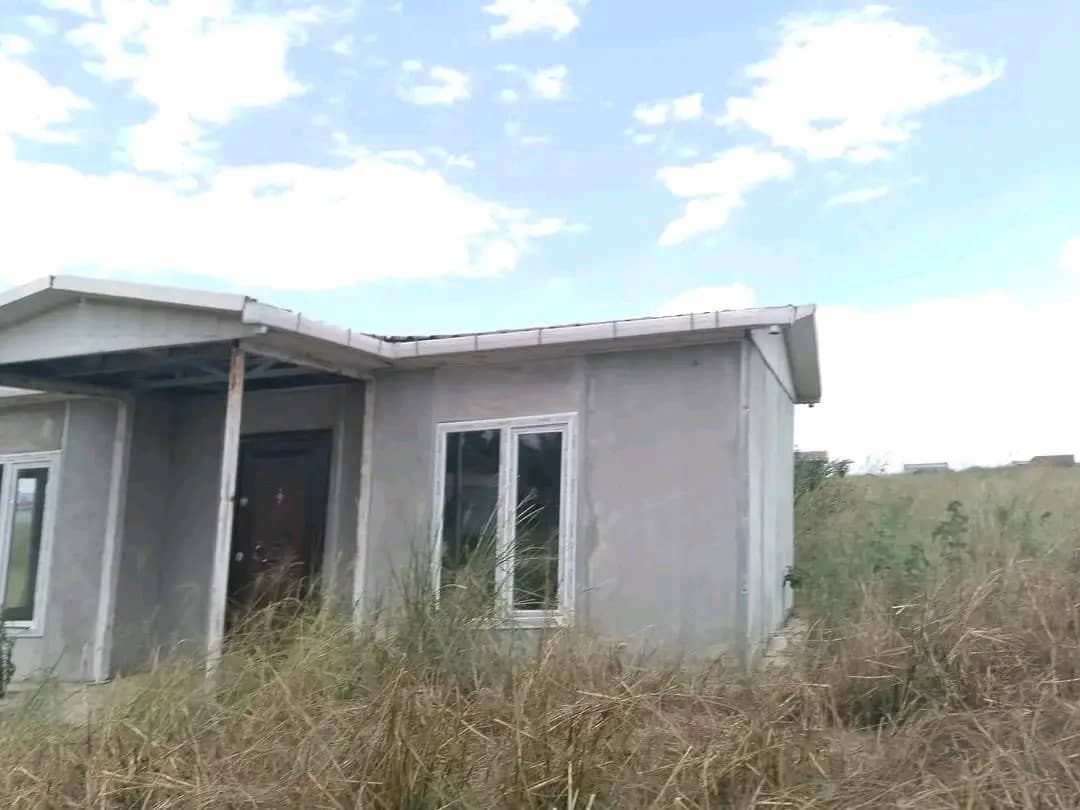 YVESABDALLAH2's tweet image. #Retro #100Jours 
Au Kasaï Oriental,  voici l'état actuel des maisons préfabriquées abandonnées dans un site redevenu une brousse  (PMKO), à Mbujimayi. Et la République assiste sans capacité de dire un mot