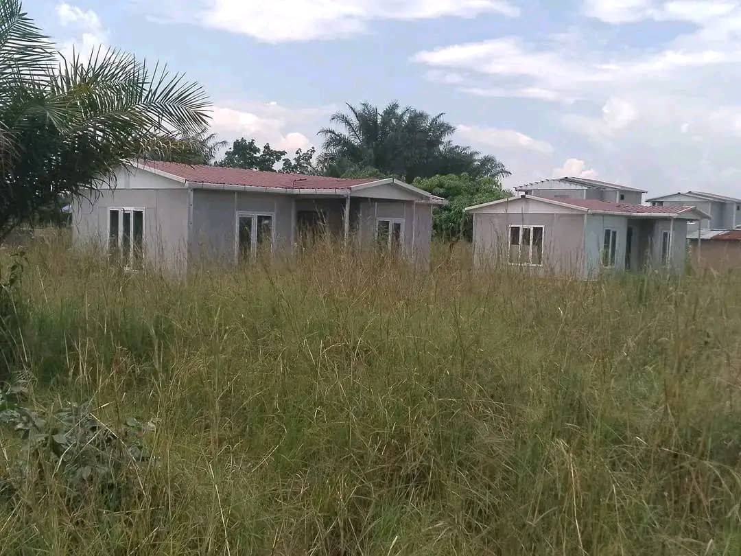 YVESABDALLAH2's tweet image. #Retro #100Jours 
Au Kasaï Oriental,  voici l'état actuel des maisons préfabriquées abandonnées dans un site redevenu une brousse  (PMKO), à Mbujimayi. Et la République assiste sans capacité de dire un mot