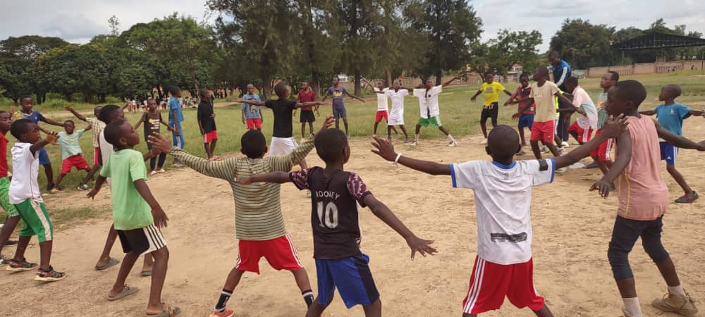 There are several reasons why #youths should play in a c#circle . One of these reasons is to give them #equalaccess , a sense of fairness. No one is left behind. What are your reasons ? 
#umojaspoetDRC #cac #sportfordevelopment #socialchange #changemakers