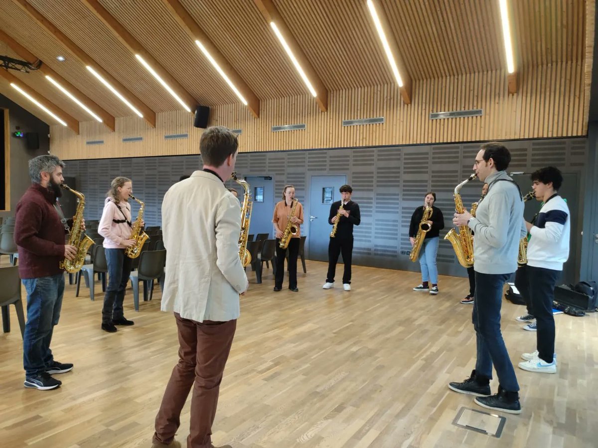 Q_Ellipsos's tweet photo. [🎷🌞🎵] It was Saturday in Annemasse for a great masterclass with students from the Conservatory!
Congratulations 👏🏽👏👏👏🏽 to all students and their saxophone teachers!
#masterclass #saxophone #Conservatoire #saxensemble #saxophonequartet #QuatuorEllipsos #SaxophoneFamily https://t.co/XManXownR5