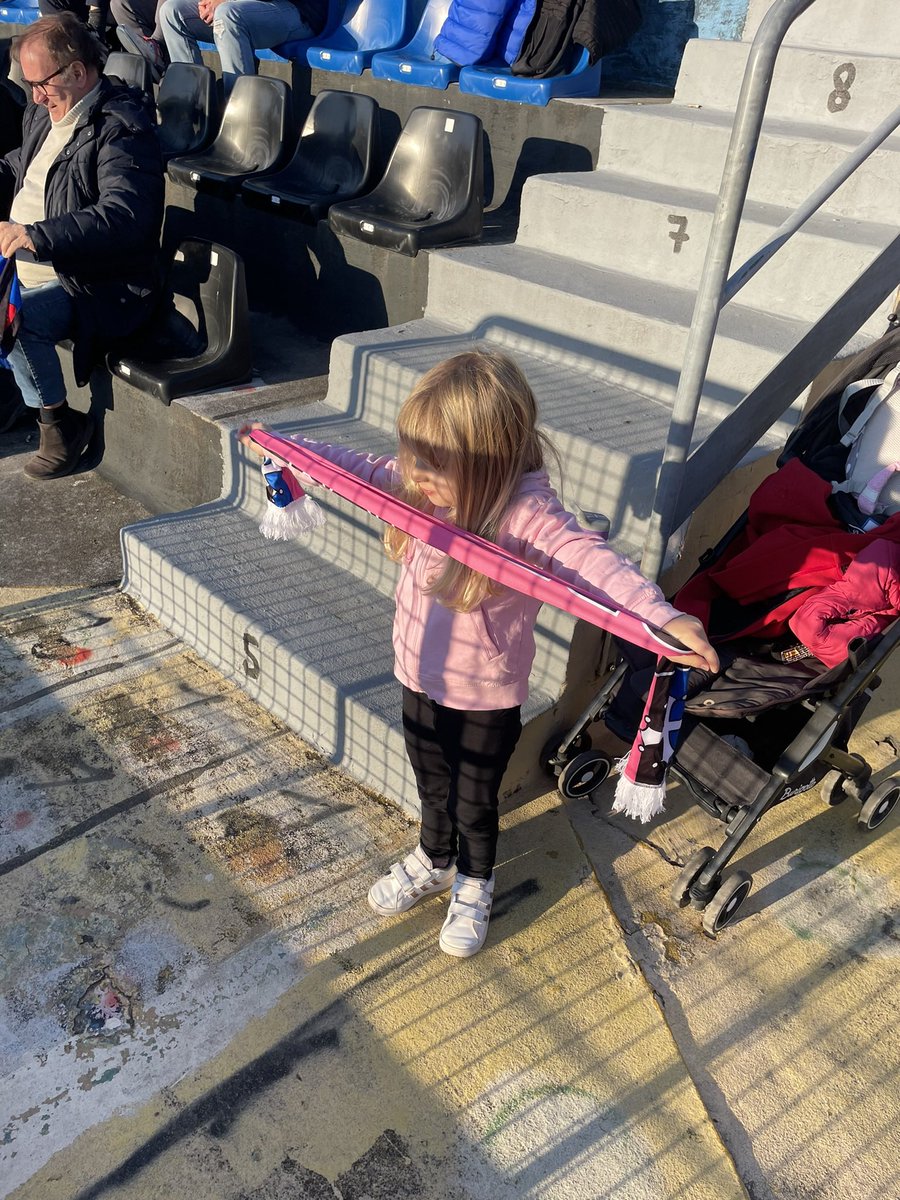 ILeoni95's tweet photo. @PisaSC Da piccola si addormentava con il nostro inno, adesso ha 3 anni, canta i cori e fa le sciarpate per la (non) felicità della mamma che però ci perdona sempre 🤣♥️
In casa o fuori non fa differenza, quando li dico che vado a vedere il Pisa, la risposta é “anche io babbo” https://t.co/px7odhEFP2