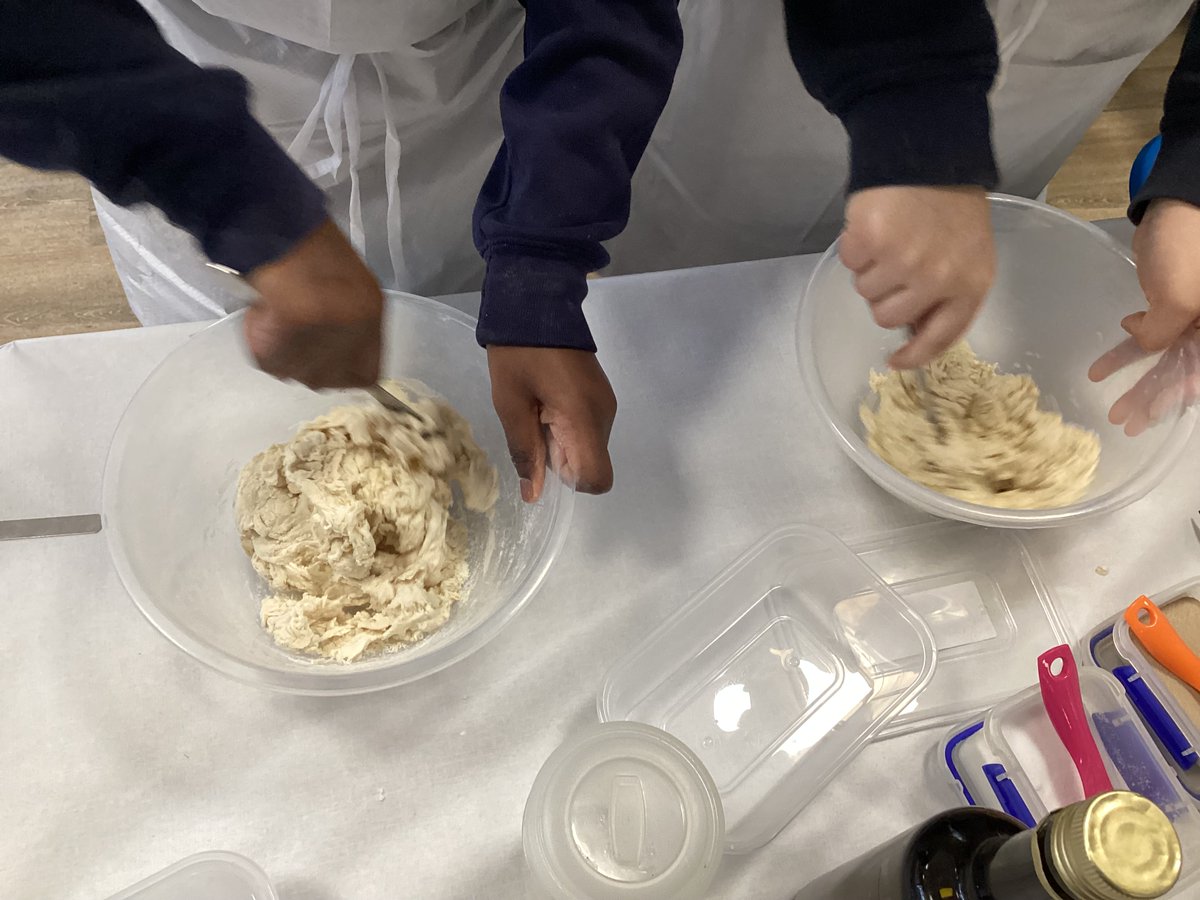 BellfieldJunior's tweet photo. Y5 had a great time making dough with Chef Idris Caldora
#adoptaschool
#bjscooking https://t.co/EaqIXurpxG