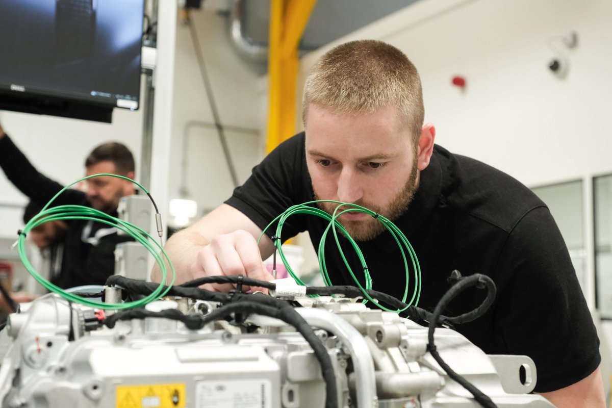 Today we have announced that we are recruiting 250 new propulsion engineers to make magic in the Midlands and develop our next generation propulsion systems. Find out more and apply for a job: media.jaguarlandrover.com/news/2024/03/j… #Reimagine #WeareJLR #ElectricVehicles