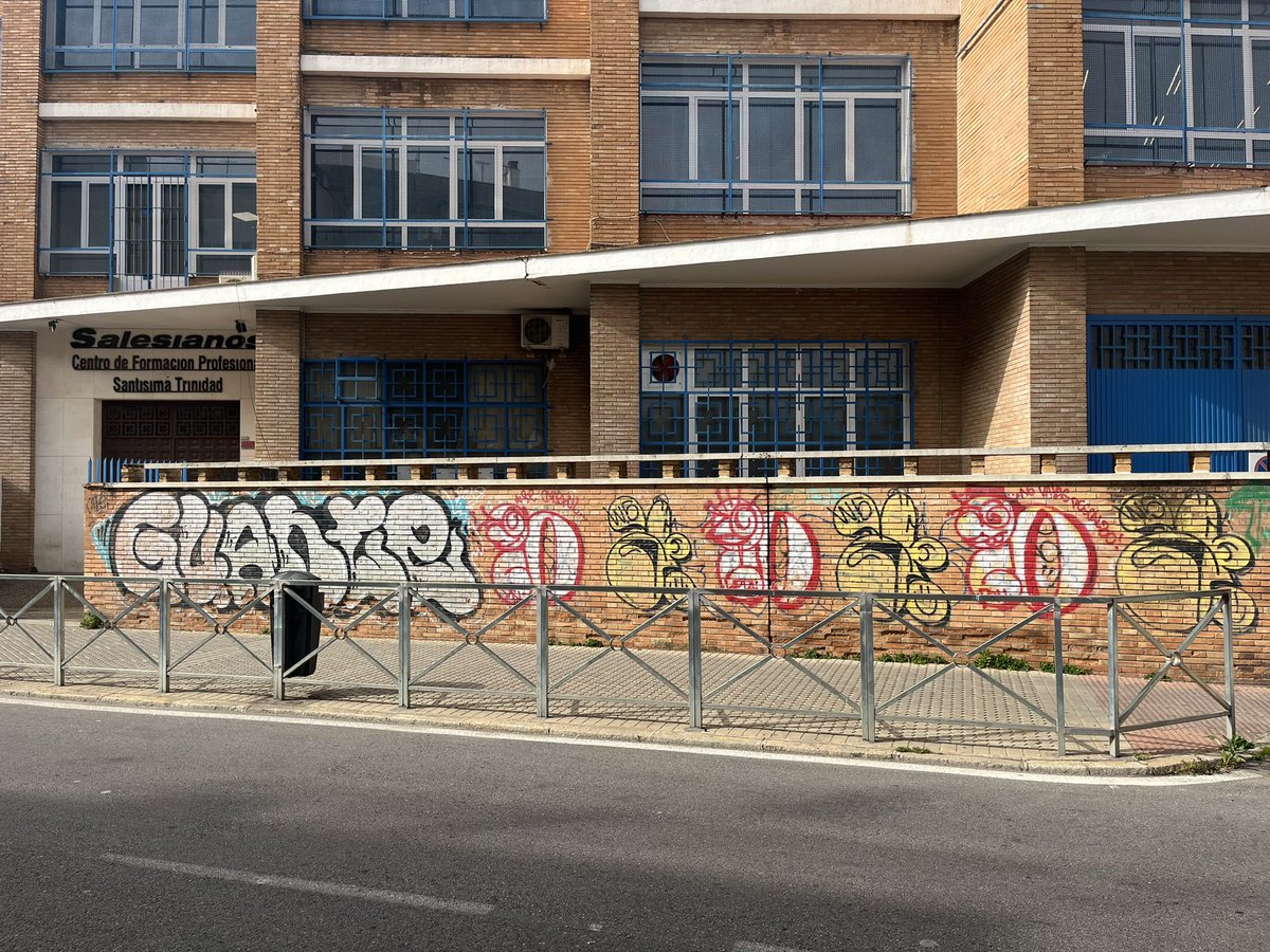 ManuelJimenezav's tweet photo. Seguimos lamentando desde hace muchos años el estado incivico que presenta la fachada de @SalesianosSTRD llena de pintadas.
Espero que @Ayto_Sevilla y @LipasamSevilla hagan algo. https://t.co/Bv397ELfVJ