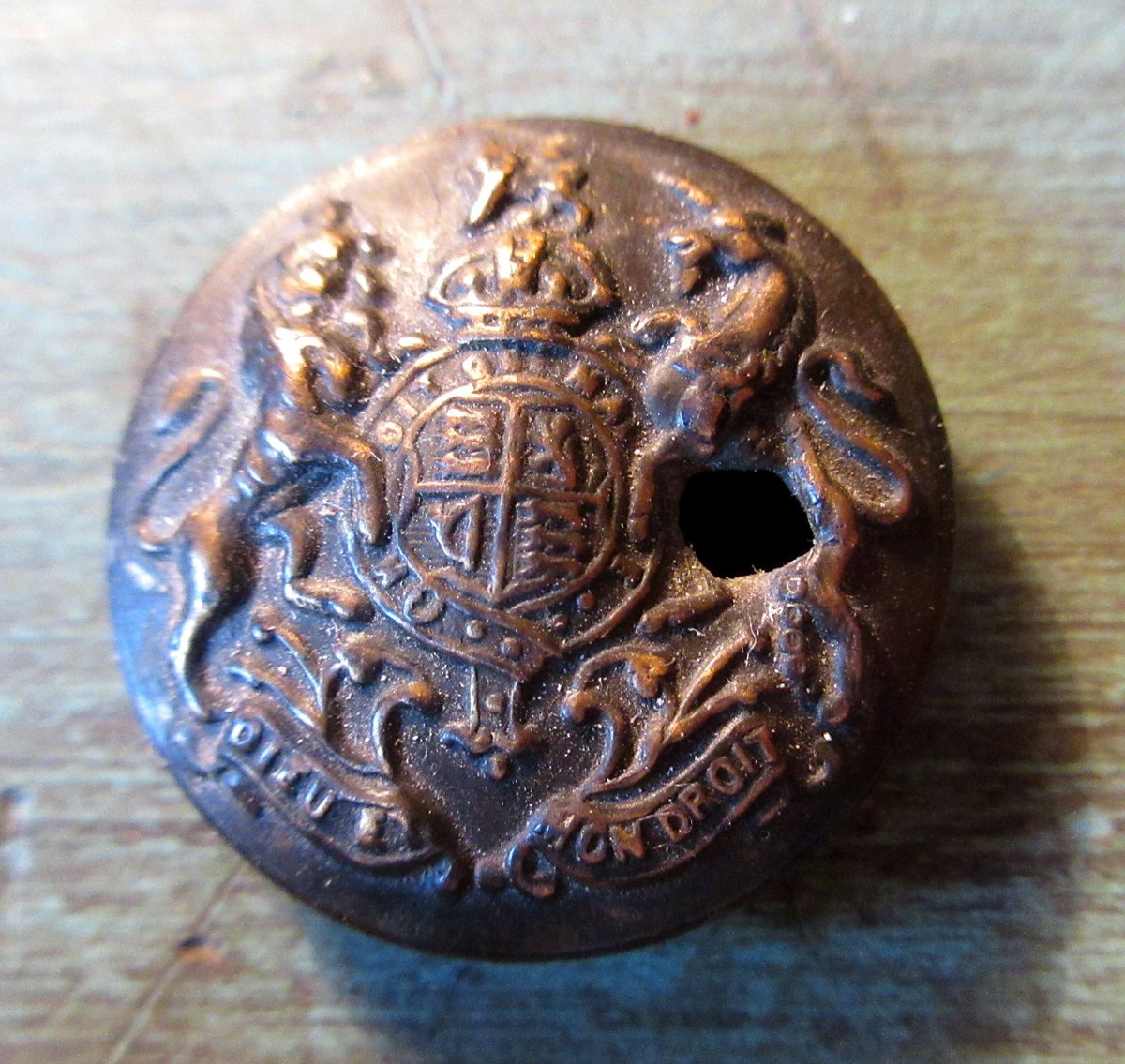 andyblanck1's tweet photo. Can anyone tell me more about this button? Department and manufacturing company? 
Thank you!
#ww1items 
#ww1italianfront 
#Marmolada https://t.co/aftxsPFXCF