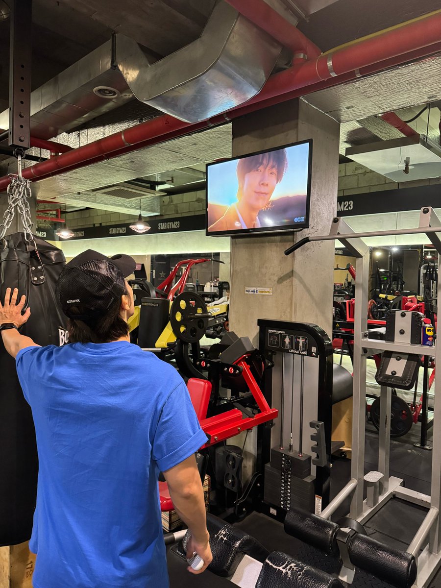 gensuihae's tweet photo. watching himself in the gym i've no words 😭😭😭😭 https://t.co/4TyUp309L1