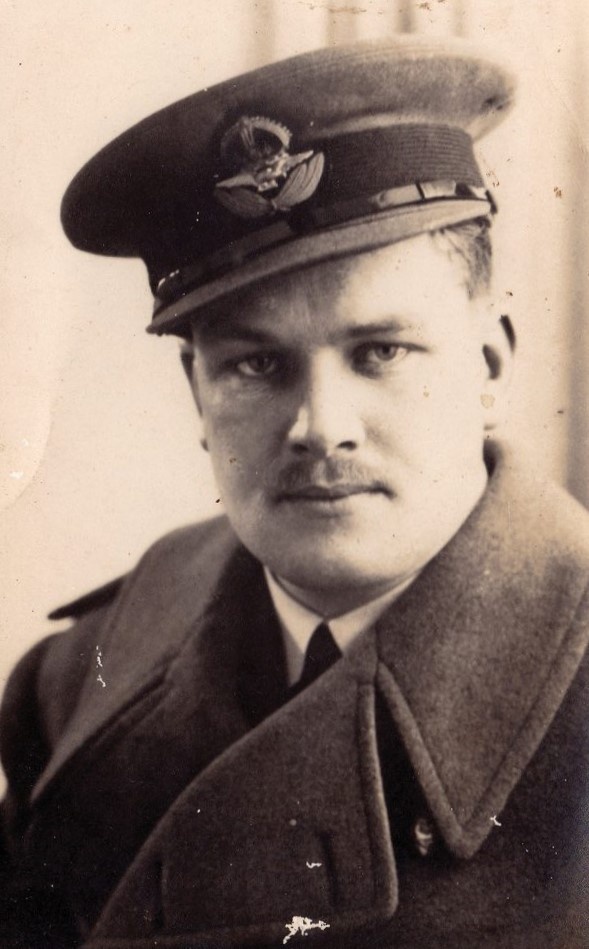 #OnThisDay 1913 Dr Aidan MacCarthy was born in Castletownbere, Cork. MacCarthy joined the RAF on a coin-toss, survived Dunkirk, imprisoned in a Japanese POW camp & was in Nagasaki when the atomic bomb was dropped. He then saved the Japanese guards' lives. 
#Ireland #History #WW2