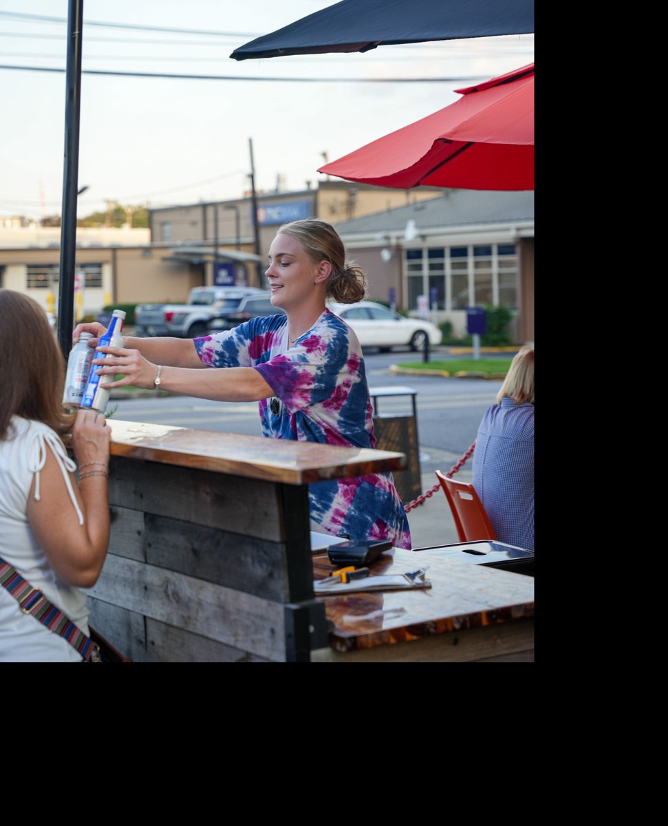 SoHoSocialAL's tweet photo. JOIN OUR TEAM, Birmingham! Warm weather means it's time to bring more servers and bartenders on board 💪 Shoot us a DM for more info if you're interested in applying! 

#BeSocial https://t.co/i0b9PTC4Zm