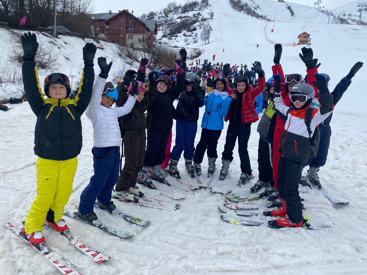 collegeNDLM56's tweet photo. SÉJOUR / Nous souhaitons un bon séjour à la Toussuire aux élèves de 6ème de l'ensemble scolaire ❄️⛷️ https://t.co/u0W90VmG8W