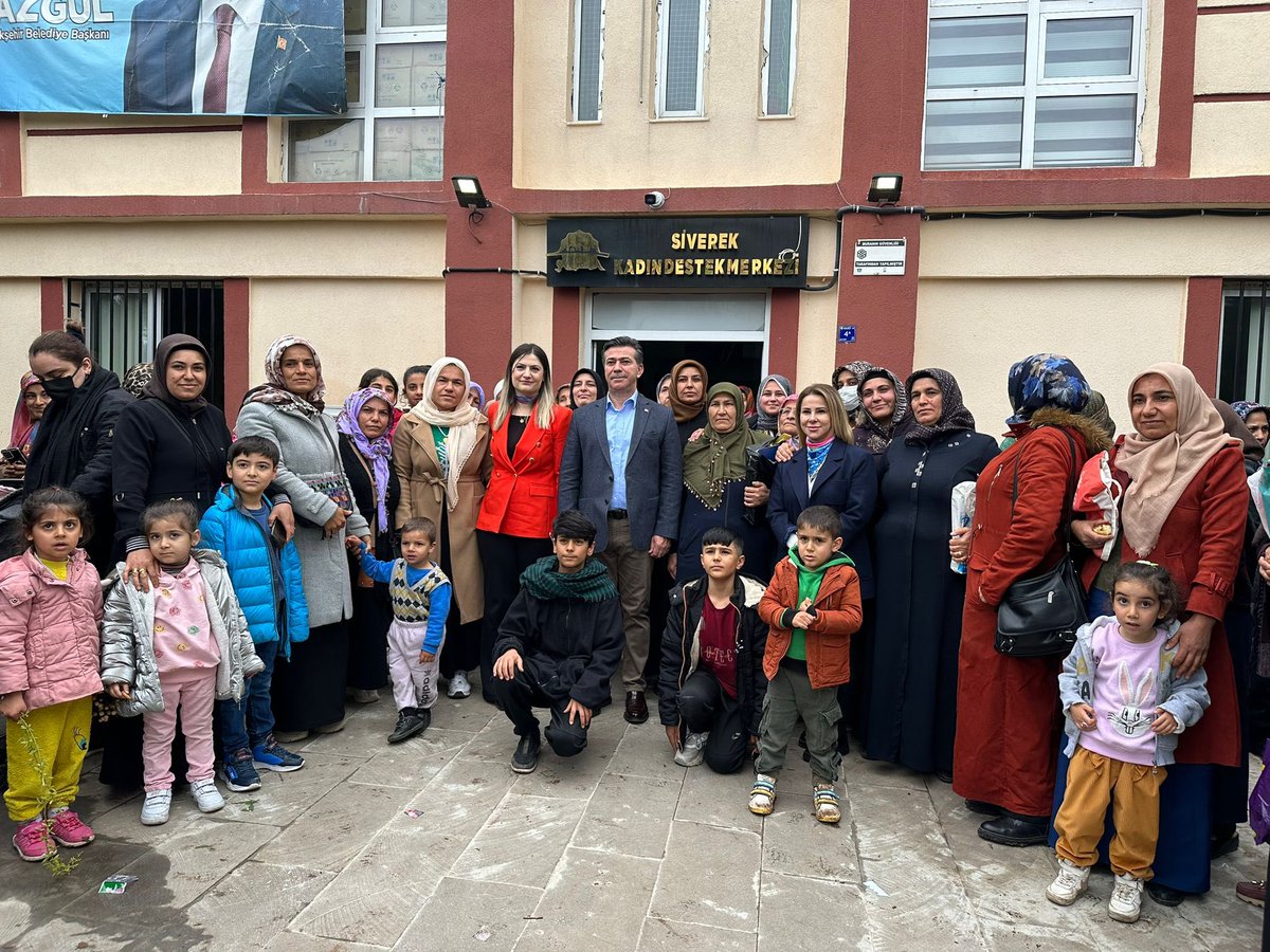 akkadinsiverek's tweet photo. AK Parti Belediye Başkan Adayı Ali Murat Bucak Eşi #Dilvin Hanımefendi Ak Kadın Kolları Başkanı @leylauyann_ birlikte Fırat Kadın Destek Merkezini ziyarette bulunduk .
Siverek Hazır Siverek Kararlı …
#akkadın
#Alimuratbucak
#HazirizKararliyiz
#GercekBelediyecilik https://t.co/sIdQqDul2S