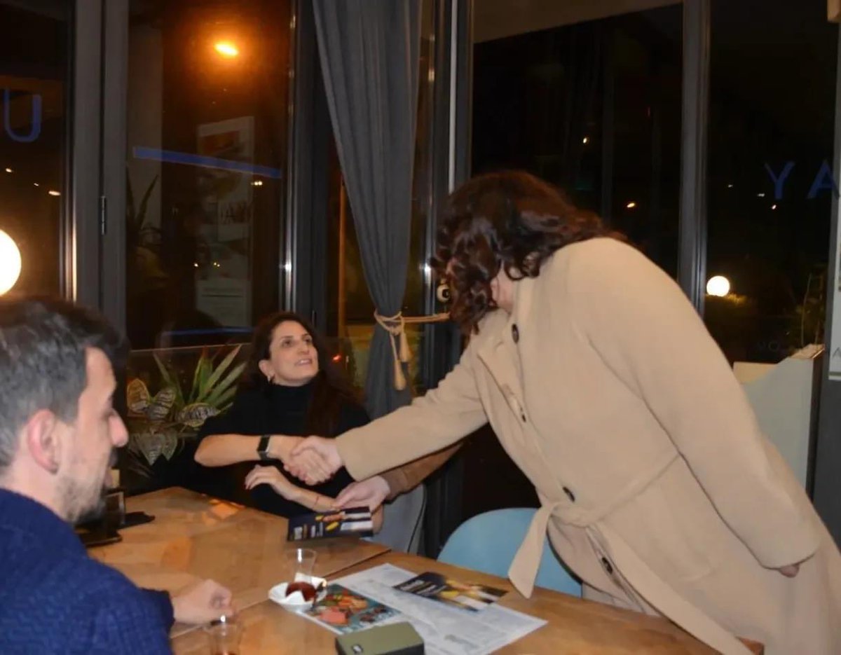 niluferiyi's tweet photo. Dün gece İYİ Parti Nilüfer Belediye Baṣkan adayımız Sn. Özgür Ṣimṣek ile Fatih Sultan Mehmet Bulvarındaki kafeleri ziyaret ederek vatandaṣlarımızın desteklerini talep ettik. Genç arkadaşlarımızın yoğun ilgisi bizi çok mutlu etti ☀️ https://t.co/pTobqbveR1