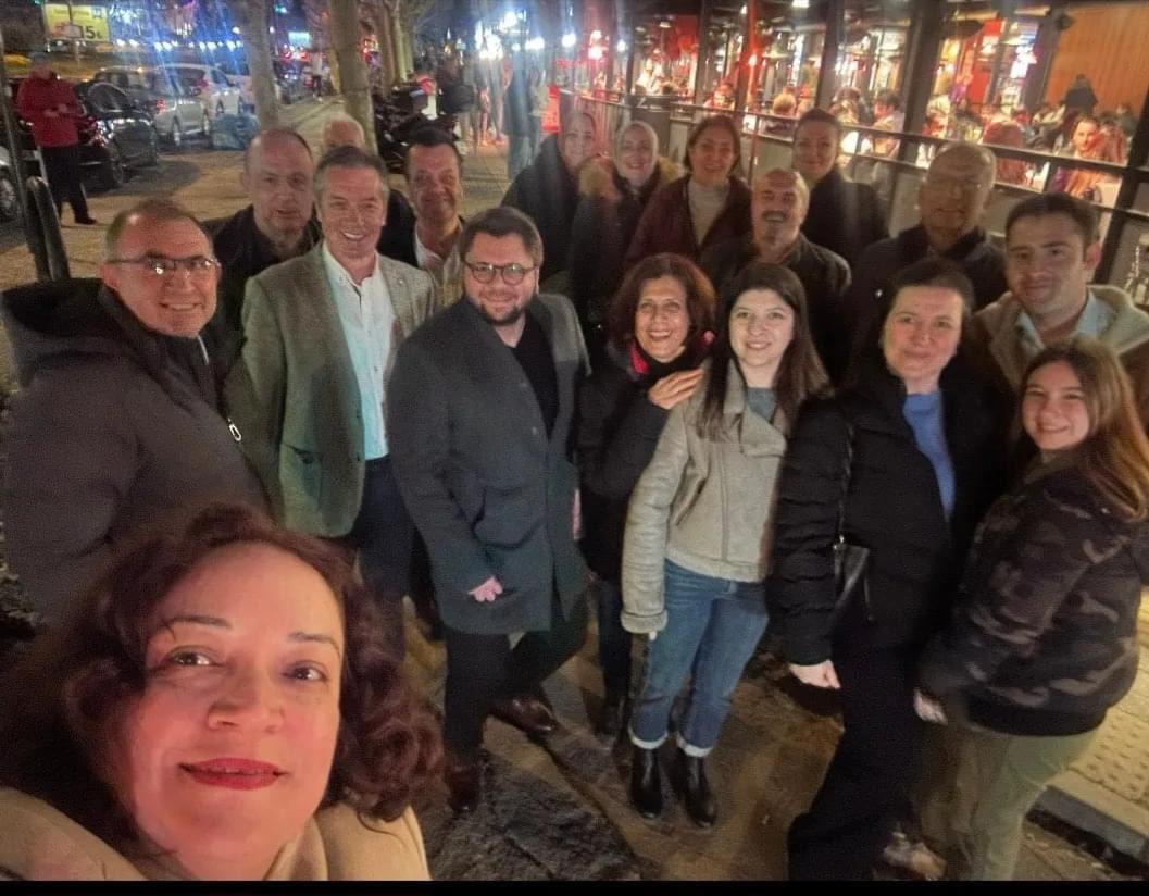 niluferiyi's tweet photo. Dün gece İYİ Parti Nilüfer Belediye Baṣkan adayımız Sn. Özgür Ṣimṣek ile Fatih Sultan Mehmet Bulvarındaki kafeleri ziyaret ederek vatandaṣlarımızın desteklerini talep ettik. Genç arkadaşlarımızın yoğun ilgisi bizi çok mutlu etti ☀️ https://t.co/pTobqbveR1