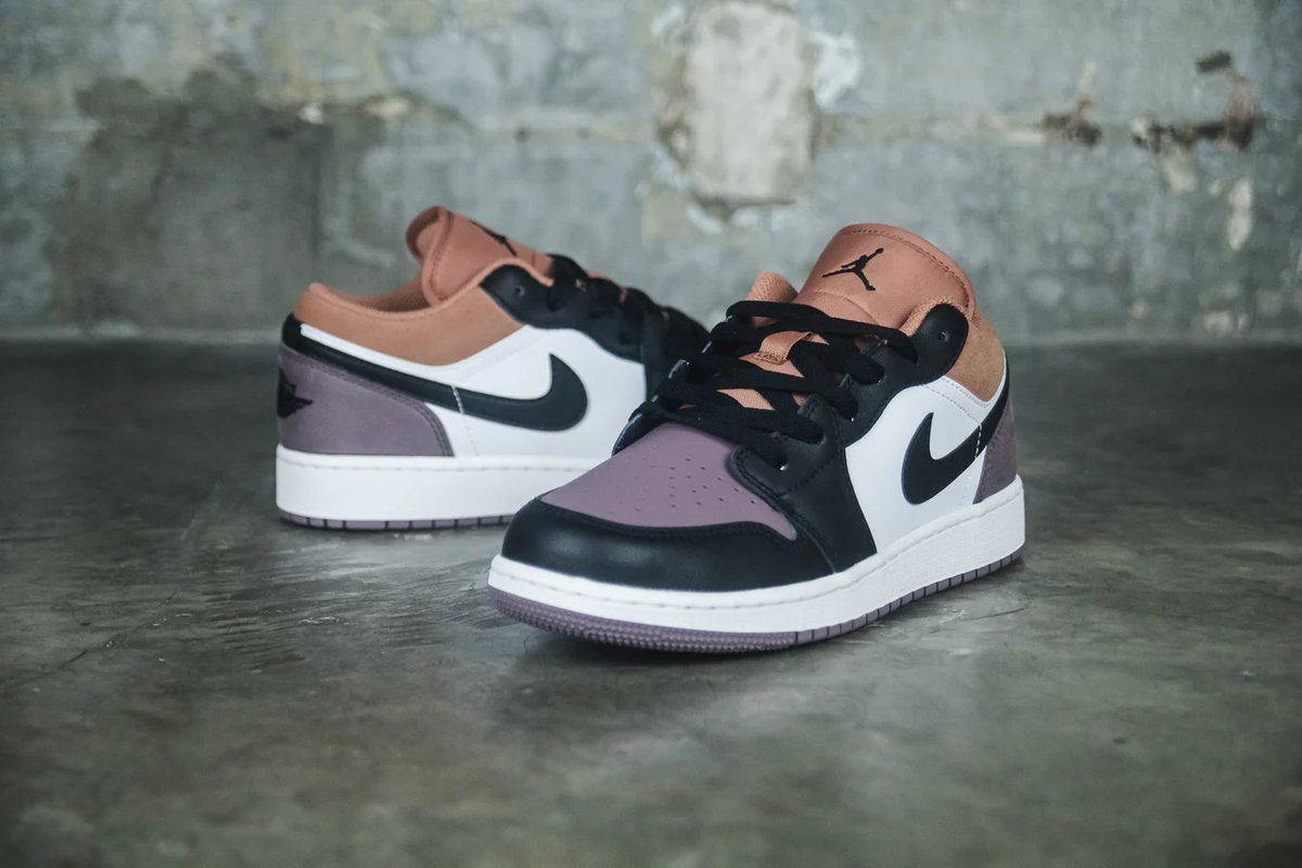 Ad: 👇RRP: £74.95 👇The Air Jordan 1 Low GS 'Sky J Mauve' works so well in these Autumn colours,  despite the seasons shifting this pair will work well with any fit in any season. 🍂 

Link > tidd.ly/4ajRof1

📷 lustmexico