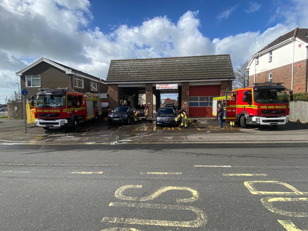 🧽🚗 Give your car a spring clean this Saturday at @NewMilton51's car wash! The on-call team will be cleaning cars on station from 1⃣0⃣am - 2⃣pm, fundraising for the brilliant @firefighters999! Come along and show your support!