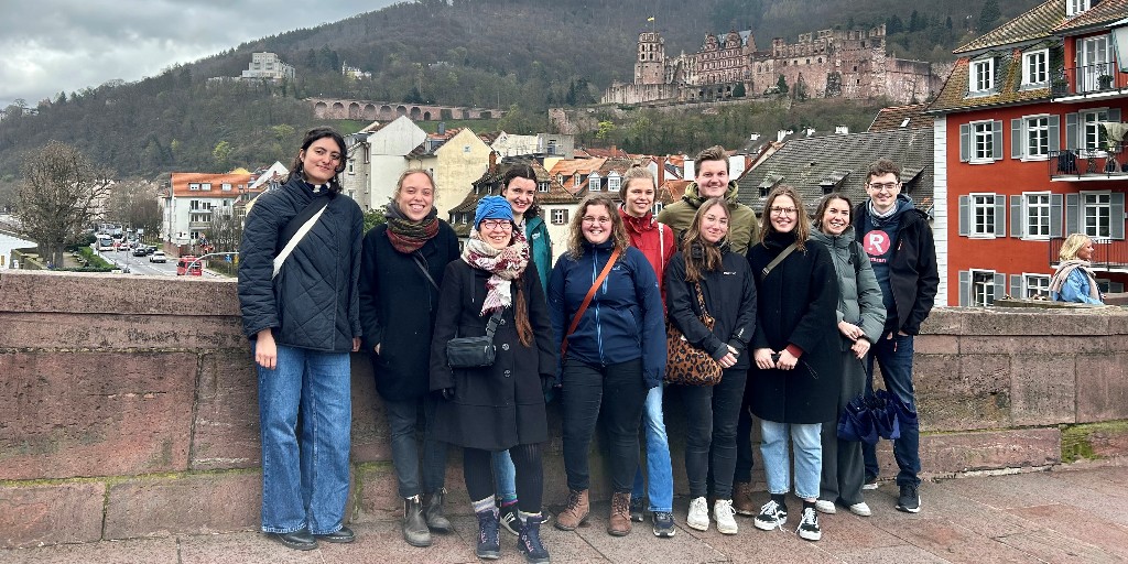 asf_ev's tweet photo. Vor Ort sich engagieren für Erinnerung, Demokratie und Freiwilligendienste #mitASF: das sind die #Regionalgruppen von ASF. Am Wochenende trafen sie sich zu ihrem Seminar in #Heidelberg. U.a. stand ein Besuch des Dokuzentrums Deutscher Sinti und Rioma auf dem Programm https://t.co/kxTpxKMaJ6