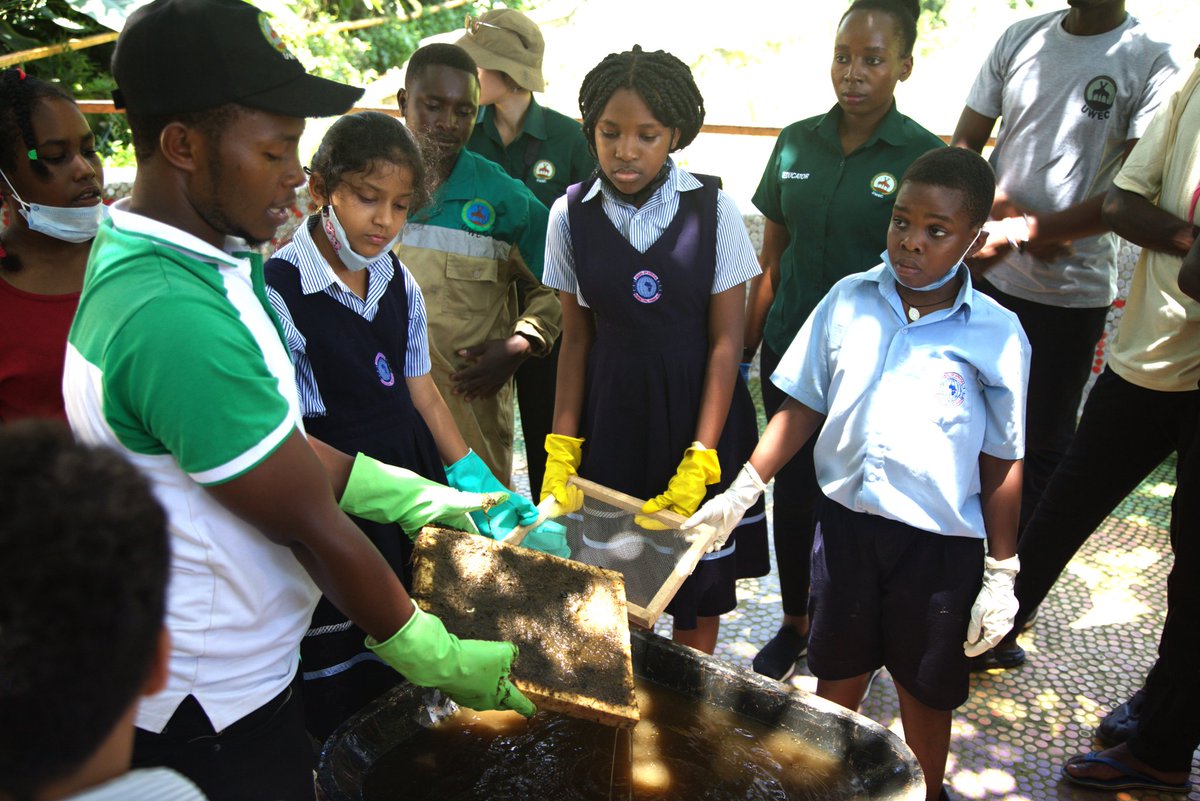 Pearl of Africa International School joined us in celebrating the 7th @GlbRecyclingDay on 18th March. The pupils recycled paper card boards out of Elephant dung. This year's theme is  #RecyclingHeroes