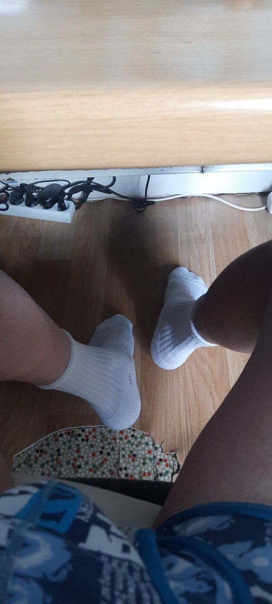 Vix_Master's tweet photo. Qui vient sous le bureau ?

#cashmaster #findom #feetgay #slavegay #moneyslave #gaysoumis #gay60 #gaylope #putegay #gaypied #gaynude https://t.co/kZ7HuyKh9K