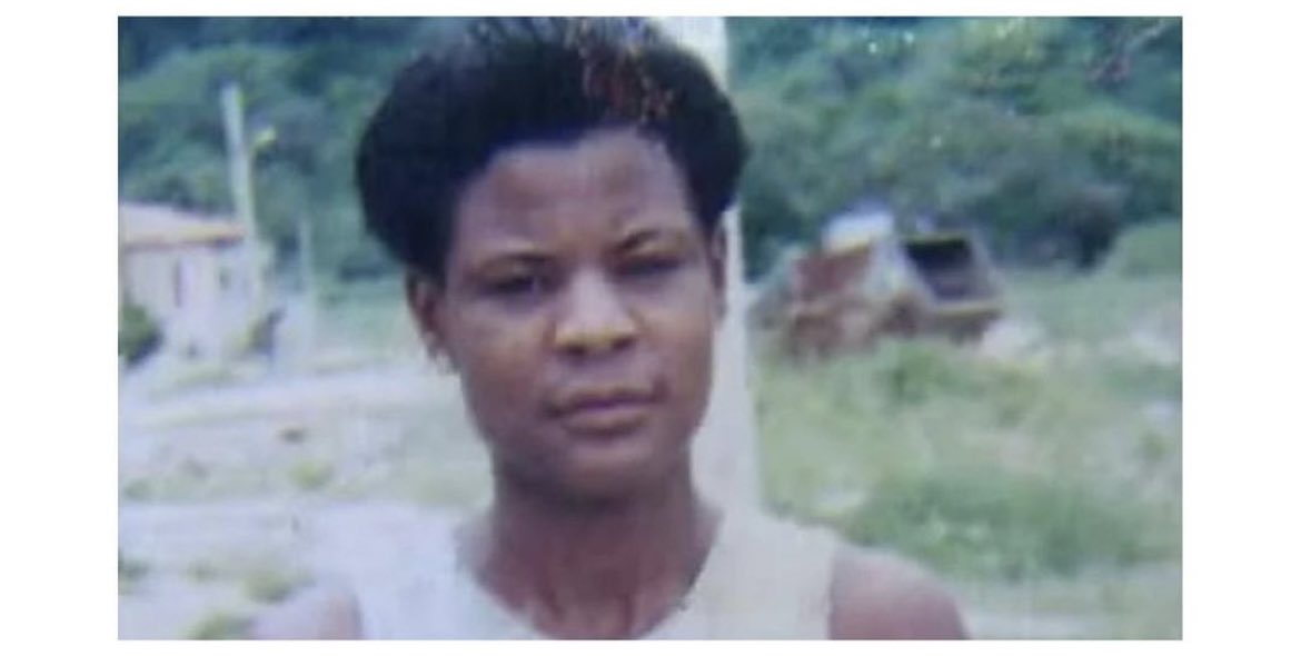 Cláudia Silva Ferreira, mulher negra, 38 anos, moradora do Morro da Congonha, mãe de 4.
Saiu pra comprar comida e foi achada por balas perdidas da polícia, foi arrastada por 350m por uma viatura da PM do RJ. Ontem, 10 anos depois do seu assassinato, os 6 PM foram absolvidos