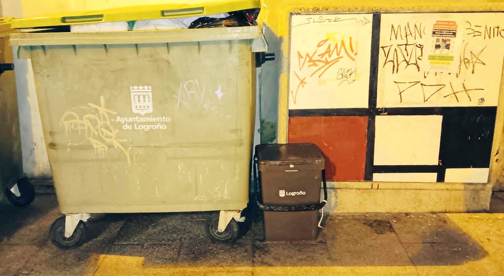 DemandaCasco_'s tweet photo. "Todo funciona bien".

Pues se ve que a alguno no le interesa su contenedor de orgánico y LO APARCA donde quiere.

¿Por qué se empeña el @AytoLogrono en seguir con este privilegio de hostelería que NO FUNCIONA?

 @pplogrono @jlopezalo 👇 https://t.co/P48HelPGiW