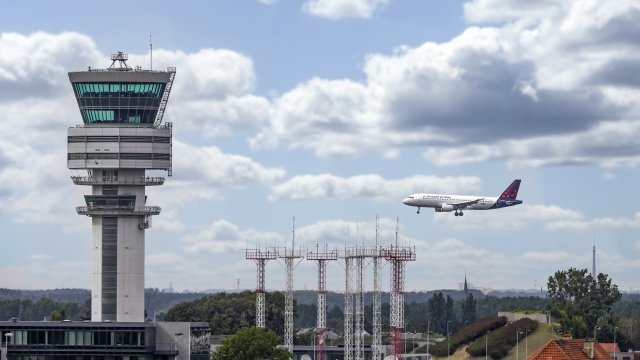 tijd's tweet photo. [OPINIE] Brussels Airport inperken zal het hele land treffen https://t.co/mKNjiEc5o2 https://t.co/Du3gfa2bbS