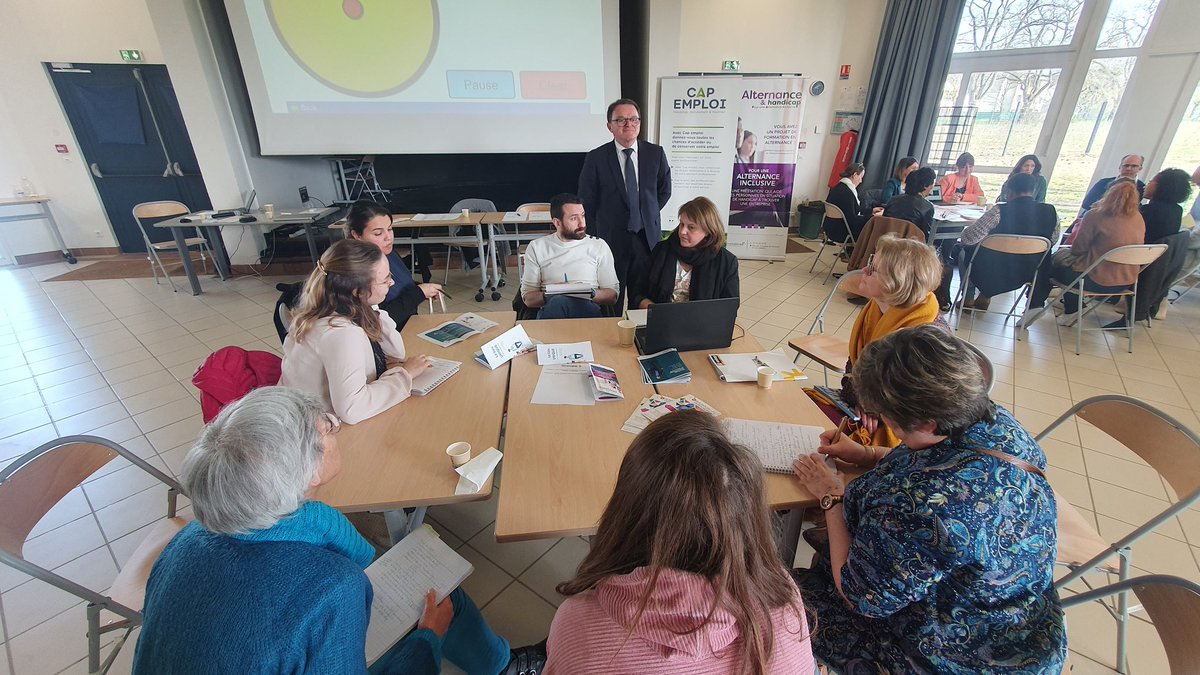 dsden45's tweet photo. Comité local école entreprise. M
Ballé, IA Dasen, est venu soutenir l'initiative du CLEE au collège Simone Veil de Pithiviers. Un formidable temps d'échange entre les différents acteurs autour de l'oriention et la formation des jeunes.
👍Visites d'entreprises prévues l'après midi https://t.co/KMsfLkVqXG