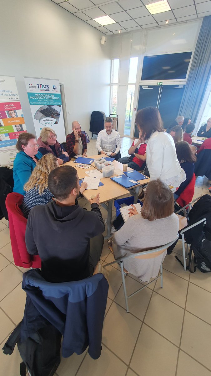 dsden45's tweet photo. Comité local école entreprise. M
Ballé, IA Dasen, est venu soutenir l'initiative du CLEE au collège Simone Veil de Pithiviers. Un formidable temps d'échange entre les différents acteurs autour de l'oriention et la formation des jeunes.
👍Visites d'entreprises prévues l'après midi https://t.co/KMsfLkVqXG