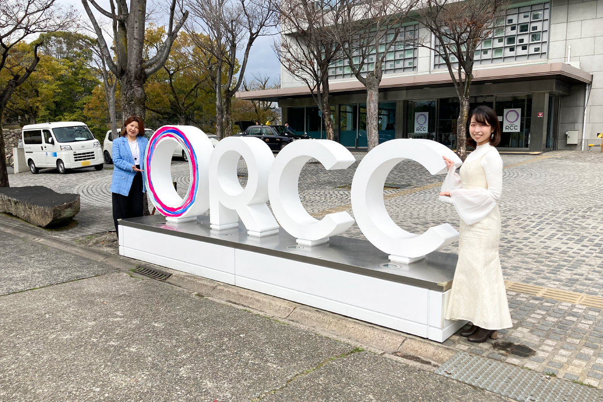 shiki_jp's tweet photo. 3月19日、『#キャッツ』広島公演製作発表会見に駆け付けた金原美喜（グリザベラ役）と藤原加奈子（シラバブ役）が、地元メディアのRCC中国放送、中国新聞の取材に応じ、作品の見どころをPRしました。
製作発表会見レポートはこちら➡https://t.co/hpSEnd6hwo https://t.co/AcZBQ81uFr