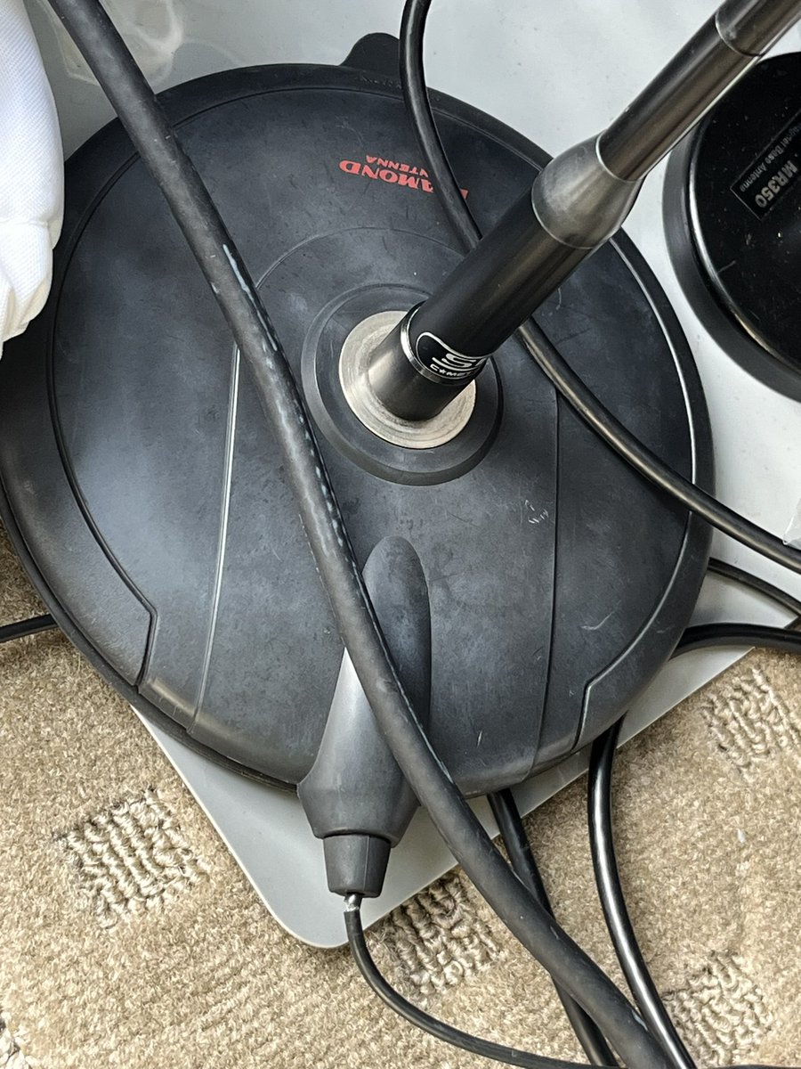 Works39's tweet photo. あちゃ!
二年届かずダメか…。
一昨年7月のEV車両導入に合わせて、買ったマグネット基台なんだけど、付け放っなしって訳ではなく、使う時に屋根の上にペタン!するだけなんだけど、やっぱり、出かけると3日、4日、付け放なしになるから、色が落ちるのは仕方ないにしても、ケーブル切れは辛いなぁ。 https://t.co/Bph4JCAz4l