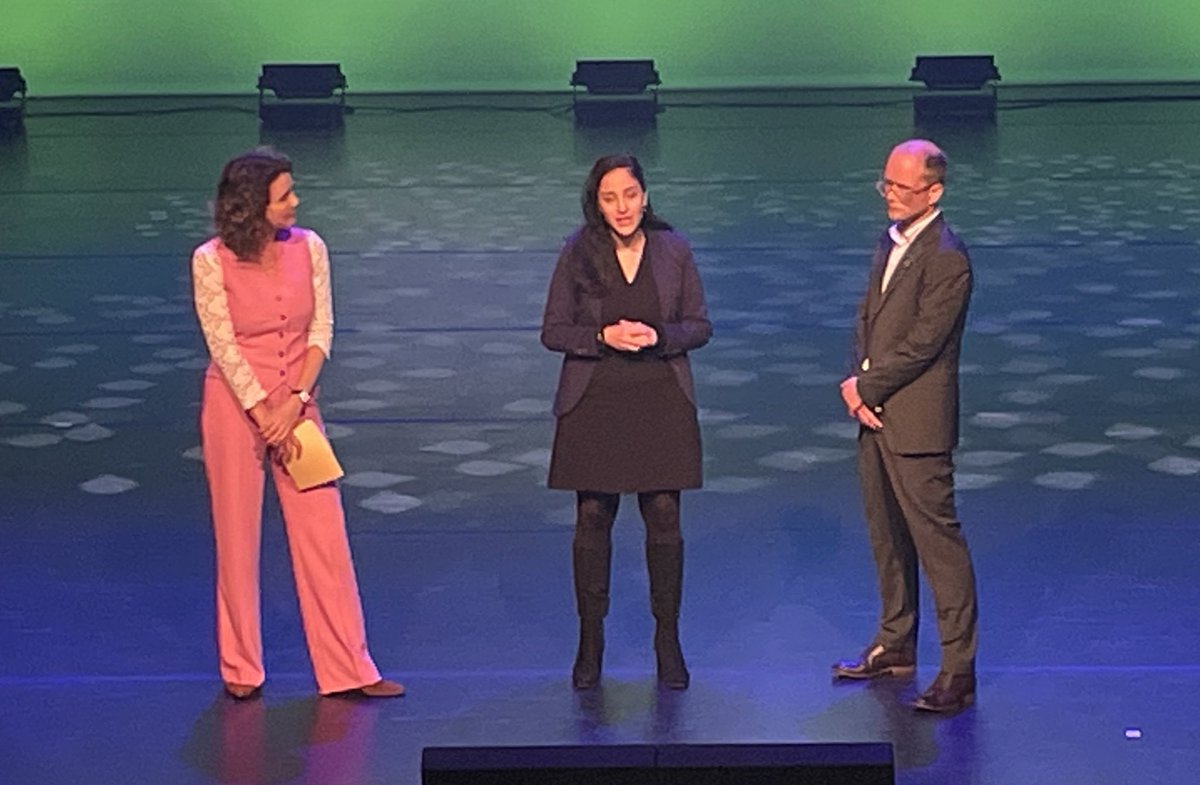 Gijs Termeer van <a href="/HIERklimaat/">HIER</a> bedankt <a href="/egounou/">Ehssane Gounou</a> van <a href="/Greenchoice/">Greenchoice</a> voor 12 jaar ondersteuning aan het #hieropgewekt2024 

Gijs Termeer: “Kennis delen en elkaar inspireren, voelen dat je onderdeel bent van een brede beweging.”