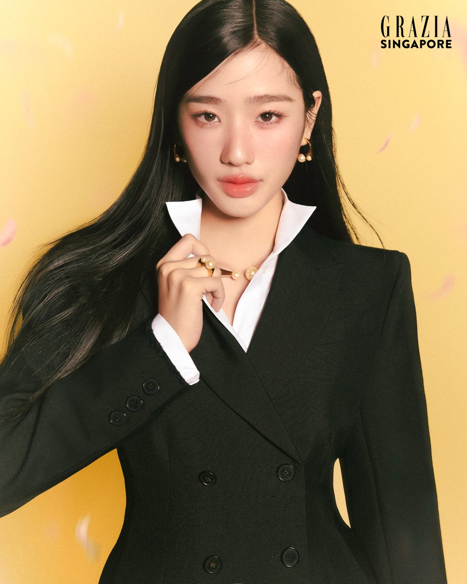 Dreamy contours.
Unveiling Dior ambassador @Tontawan_T on the March 2024 cover of Grazia Singapore, enveloped in the essence of #DiorSS24, where the lines between tailored grace and fluid allure blur into a masterpiece of style.
#StarsinDior