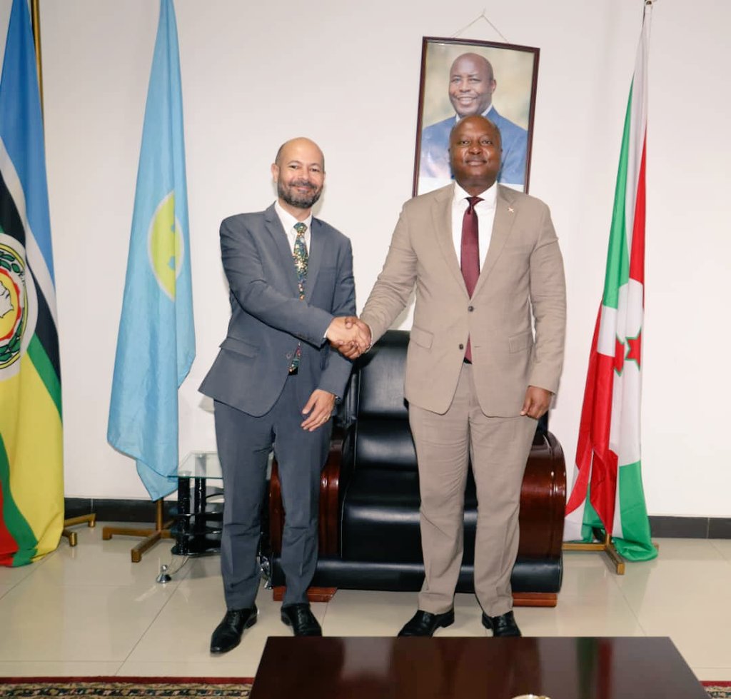 Le Ministre des Affaires Etrangères et de la Coopération au Développement Son Excellence Ambassadeur Albert SHINGIRO vient de recevoir en audience Monsieur Omar Daair, Ambassadeur du Royaume-Uni au Burundi avec résidence à Kigali.
