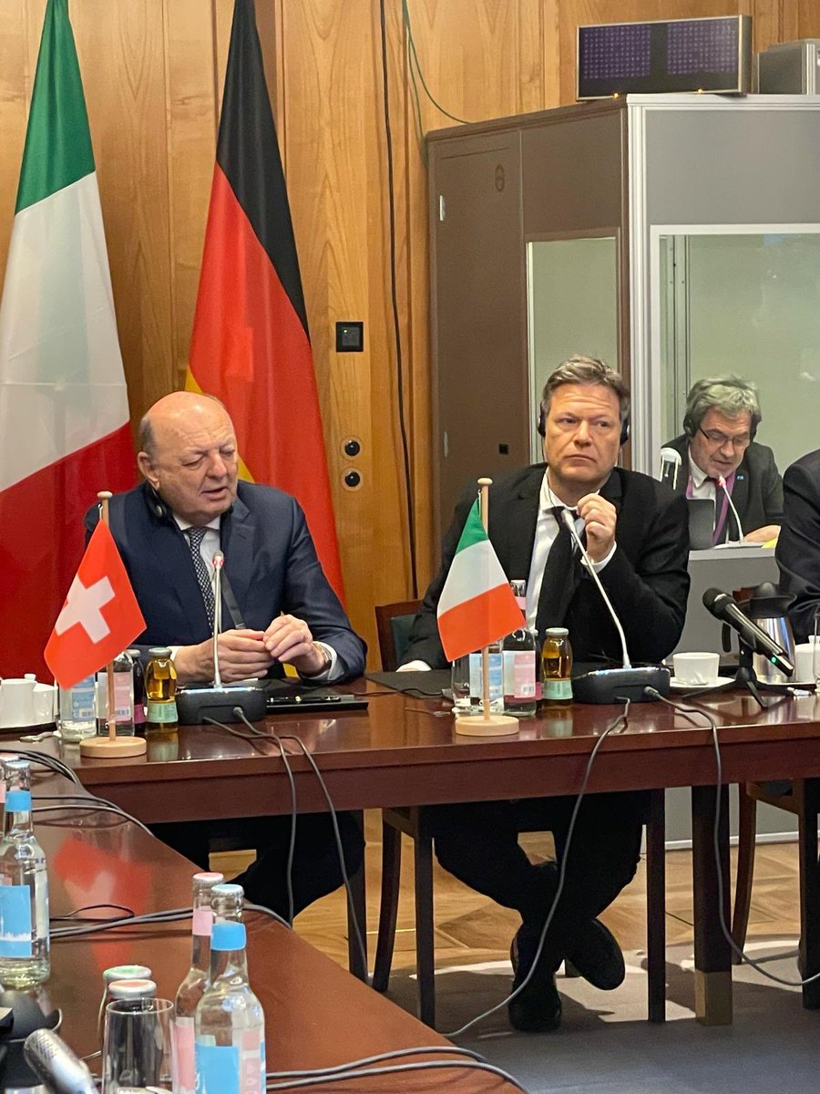 Oggi a #Berlino il Consigliere fed.🇨🇭#AlbertRösti ha firmato un #accordo di #solidarietà sul #gas con il Ministro🇮🇹 #GilbertoPichettoFratin e con il Vicecancelliere🇩🇪#RobertHabeck. L’approvvigionamento a economie domestiche, ospedali e servizi di emergenza è così garantito.