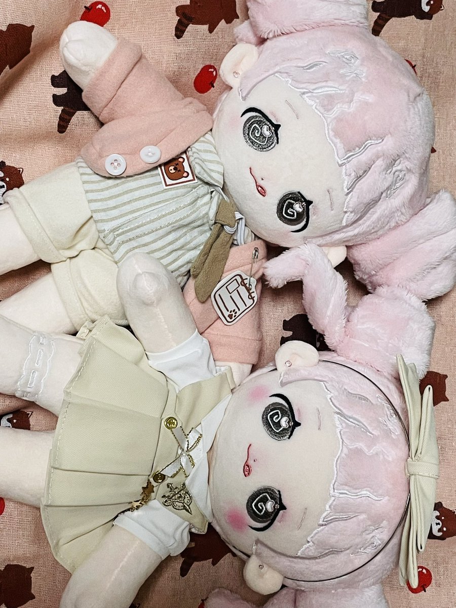 おかきさん(<a href="/okaiii63/">おかき</a> )から余剰のべべろじゅちゃんお譲りしていただいて⸜(*˙꒳˙*)⸝我が家には、2人のべべろじゅちゃん✨️✨️
ガチャでゲットしたクロミちゃんのチーク使ったら濃すぎたか？笑