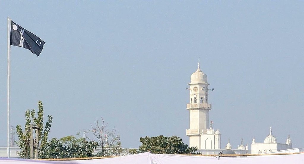 qalamsultan's tweet photo. میں پکار کر کہتا ہوں مسیح کو مجھ پر زیادت نہیں،کیونکہ میں نور محمدؐ ی کا قائم مقام ہوں، جو ہمیشہ اپنی روشنی سے زندگی کے نشان قائم کرتاہے..تسلی پانے کے لیے اور زندہ خدا کو دیکھنے کے لیے ہمیشہ روح میں ایک تڑپ اور پیاس ہے..دعویٰ سے کہتاہوں کہ عیسائیوں میں یہ نور اور زندگی نہیں ہے
م https://t.co/4zro4CjZpa