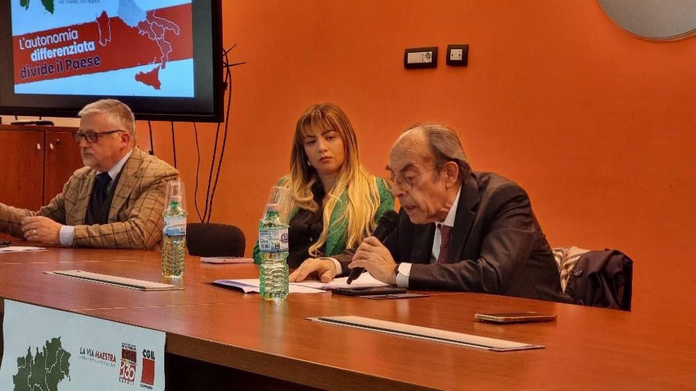 TaisiaRaio's tweet photo. La grande manifestazione di sabato scorso, la partecipazione e la forte preoccupazione per le conseguenze al Sud con l'autonomia differenziata. Ne abbiamo parlato ieri presso la sede della Cgil Napoli e Campania. @CgilCampania 
#noallautonomiadifferenziata https://t.co/vopDQ6fdmO