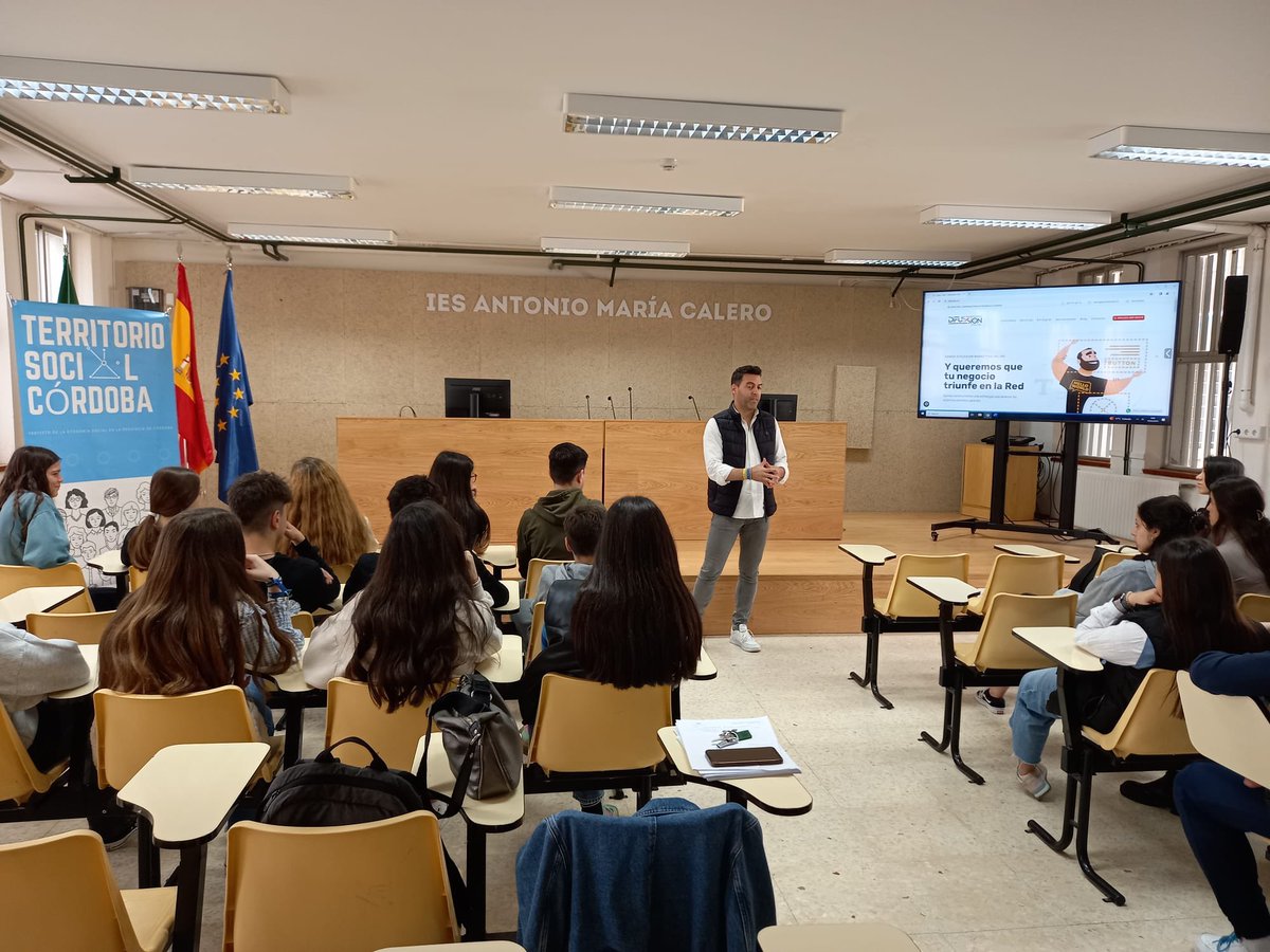 DifussionMkt's tweet photo. 🗣 Nuestro compañero Migue ha estado esta mañana en el IES Antonio Mª Calero (Pozoblanco) hablando de emprendimiento y del mundo empresarial.

😊 Gracias a Territorio Social Córdoba por contar con nosotros para esta actividad. https://t.co/sBH7J1bHCI