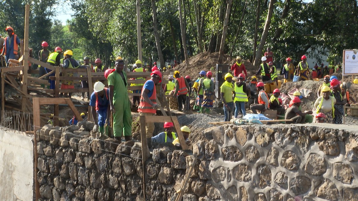 RadioRubavu's tweet photo. Abaturiye #Sebeya bafite icyizere ko inkuta n'ibiraro biyubakwaho bizagabanya ubukana bw'imyuzure uyu mugezi ukunze guteza abaturage. Kugeza ubu @RwandaWater  ivuga ko ibikorwaremezo byose byubakwa mu guhangana n'iyi myuzuzure ya #Sebeya bimaze gutwara akabakaba miliyari 7frws https://t.co/YivUS1DpIb