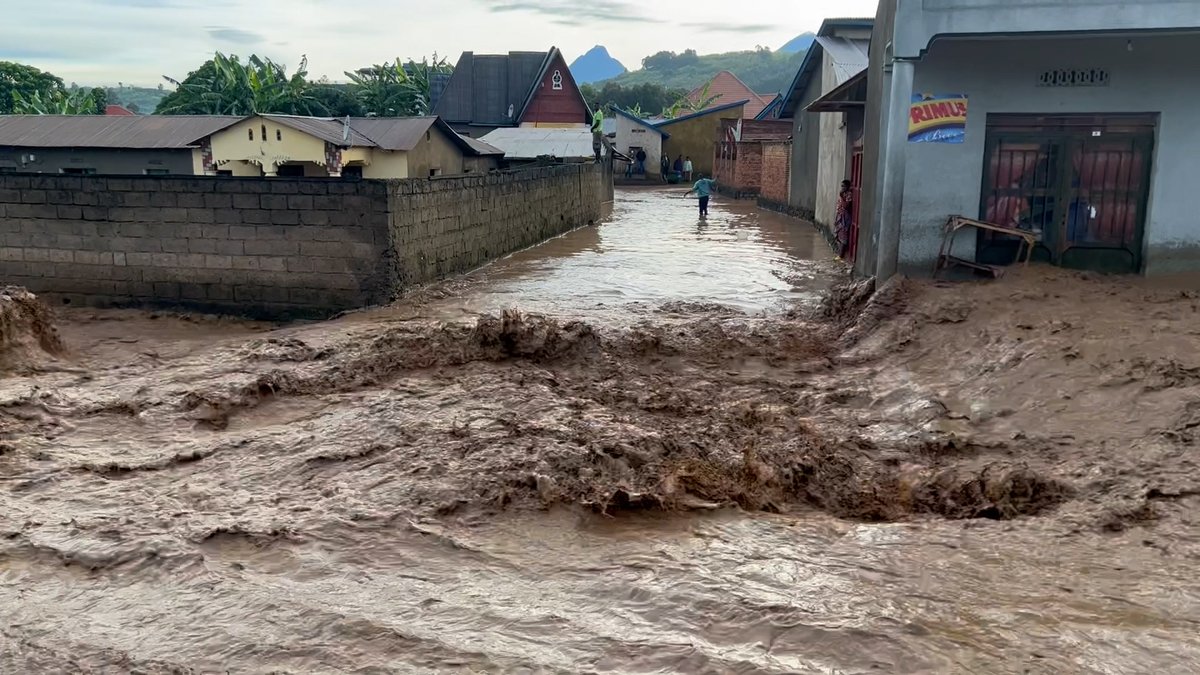 RadioRubavu's tweet photo. Abaturiye #Sebeya bafite icyizere ko inkuta n'ibiraro biyubakwaho bizagabanya ubukana bw'imyuzure uyu mugezi ukunze guteza abaturage. Kugeza ubu @RwandaWater  ivuga ko ibikorwaremezo byose byubakwa mu guhangana n'iyi myuzuzure ya #Sebeya bimaze gutwara akabakaba miliyari 7frws https://t.co/YivUS1DpIb