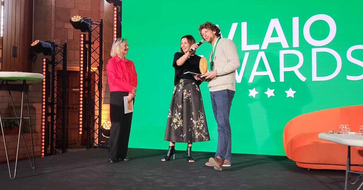 VLAIO_be's tweet photo. Tot slot stemde het publiek ter plaatse voor de publieksprijs. Ann Viaene mocht de award overhandigen aan @BOSAQwater ๐๐. Proficiat!
#VLAIOawards @FTI_vlaanderen https://t.co/wOgcFbGElx