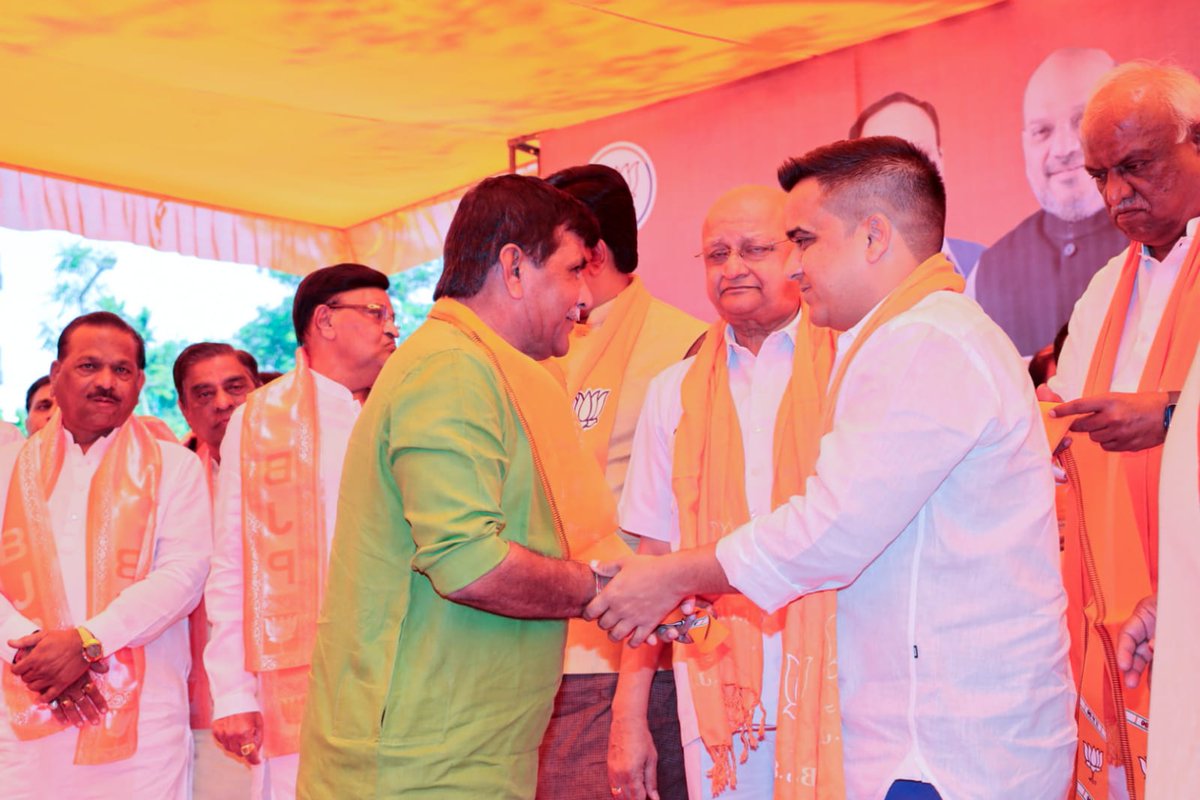 sanghaviharsh's tweet photo. ભારતીય જનતા પાર્ટીના મૂળમાં રહેલી રાષ્ટ્રવાદ, જનકલ્યાણ અને અંત્યોદયની ભાવનાને અપનાવીને આજે અમદાવાદ શહેર કાર્યાલય ખાનપુર ખાતે કોંગ્રેસના ગુજરાત પ્રદેશ તેમજ અમદાવાદ શહેરના વિવિધ હોદ્દેદારો અને કાર્યકર્તાઓને ભાજપનો ખેસ પહેરાવીને મોદી પરિવારમાં આવકાર્યા.

#ModiKaParivar https://t.co/2KFD9HDUKc