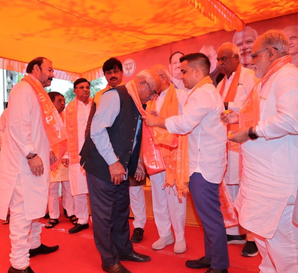 sanghaviharsh's tweet photo. ભારતીય જનતા પાર્ટીના મૂળમાં રહેલી રાષ્ટ્રવાદ, જનકલ્યાણ અને અંત્યોદયની ભાવનાને અપનાવીને આજે અમદાવાદ શહેર કાર્યાલય ખાનપુર ખાતે કોંગ્રેસના ગુજરાત પ્રદેશ તેમજ અમદાવાદ શહેરના વિવિધ હોદ્દેદારો અને કાર્યકર્તાઓને ભાજપનો ખેસ પહેરાવીને મોદી પરિવારમાં આવકાર્યા.

#ModiKaParivar https://t.co/2KFD9HDUKc