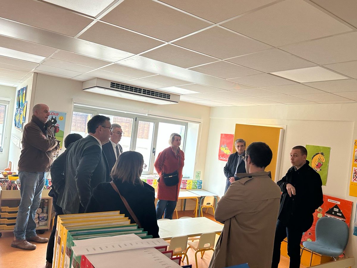 michelcanevet's tweet photo. Inauguration des locaux agrandis et rénovés de l’école Antoine de Saint Exupery à #Pluguffan. Un investissement municipal de 3,8 millions € soutenu par l’Etat, @regionbretagne et le département, permettant d’accueillir 280 élèves en 12 classes dont 3 bilingues français breton. https://t.co/x2OZiQ30uf