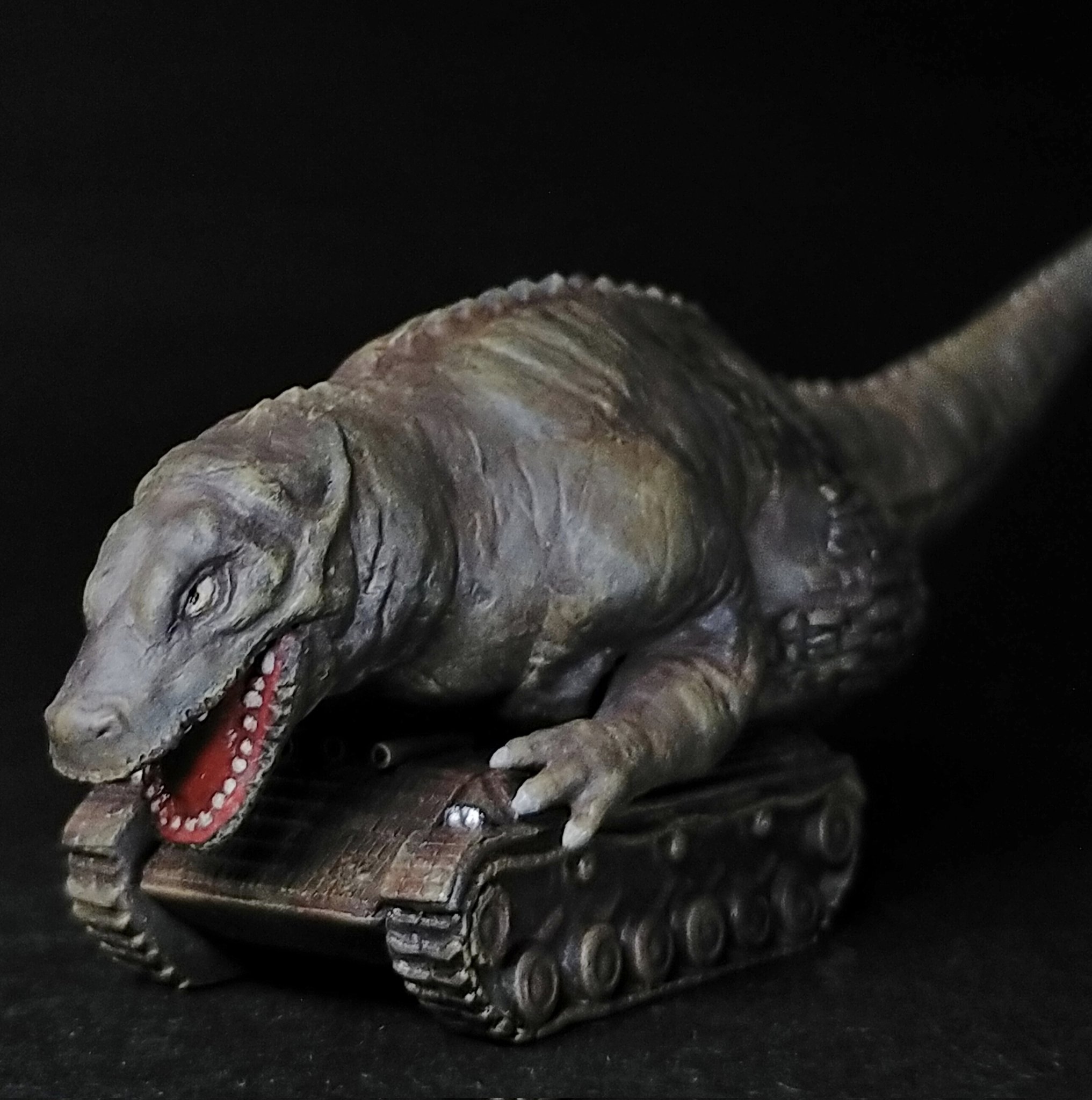 蓄光ナメゴン 恐竜戦車 ナメゴン of ウルトラ怪獣.com