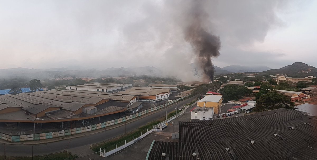 clampache's tweet photo. @RCamachoVzla @RevistadelTuy  continúa quemándose el vertedero improvisado en la zona industrial de Cua Estado Miranda https://t.co/RrBQAxbipB