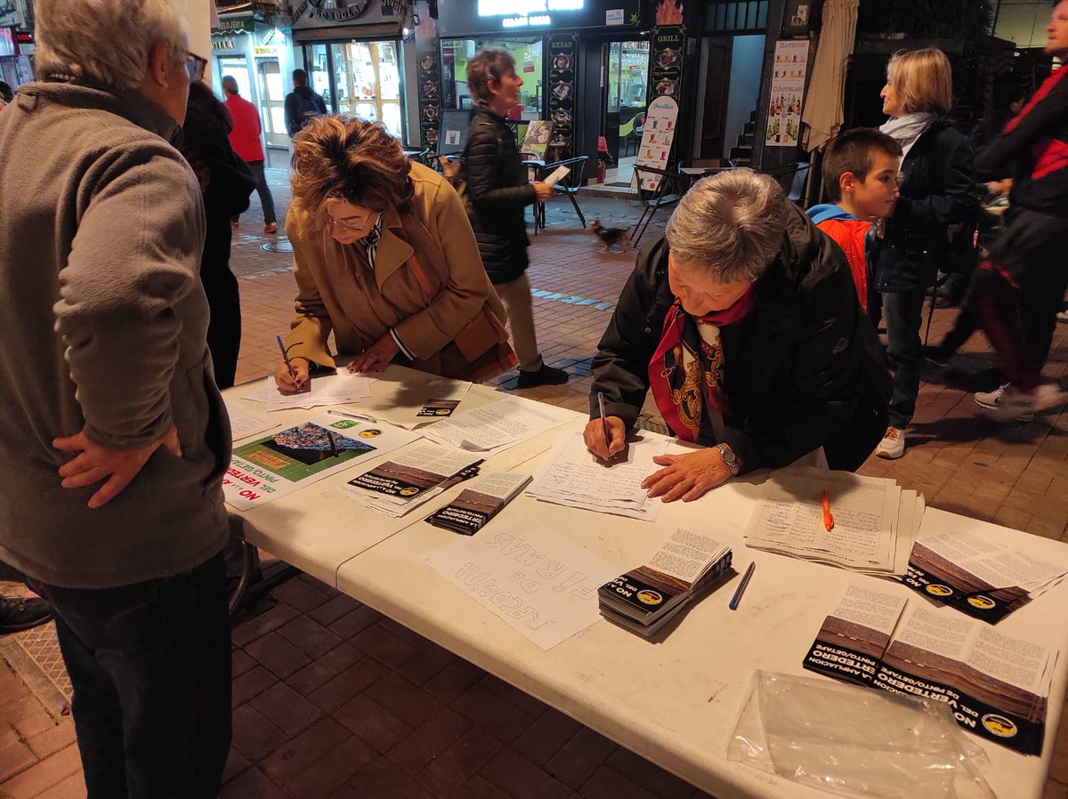 Miles de firmas contra el macro vertedero de Pinto/Getafe y la desprotección de 80 hectáreas del Parque Regional del Sureste para legalizar su ampliación.

Esta tarde, estaremos en la Asamblea de Madrid junto a la Plataforma <a href="/CierreVertedero/">Plataforma Cierre Vertedero Pinto</a> y <a href="/FRAVM/">Federación Vecinal de Madrid</a> presentado las firmas.