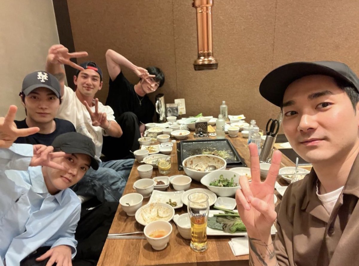 MnuestH0809's tweet photo. 뉴이스트🐢🐶🐯🦊🐰 https://t.co/5lbehnO8no